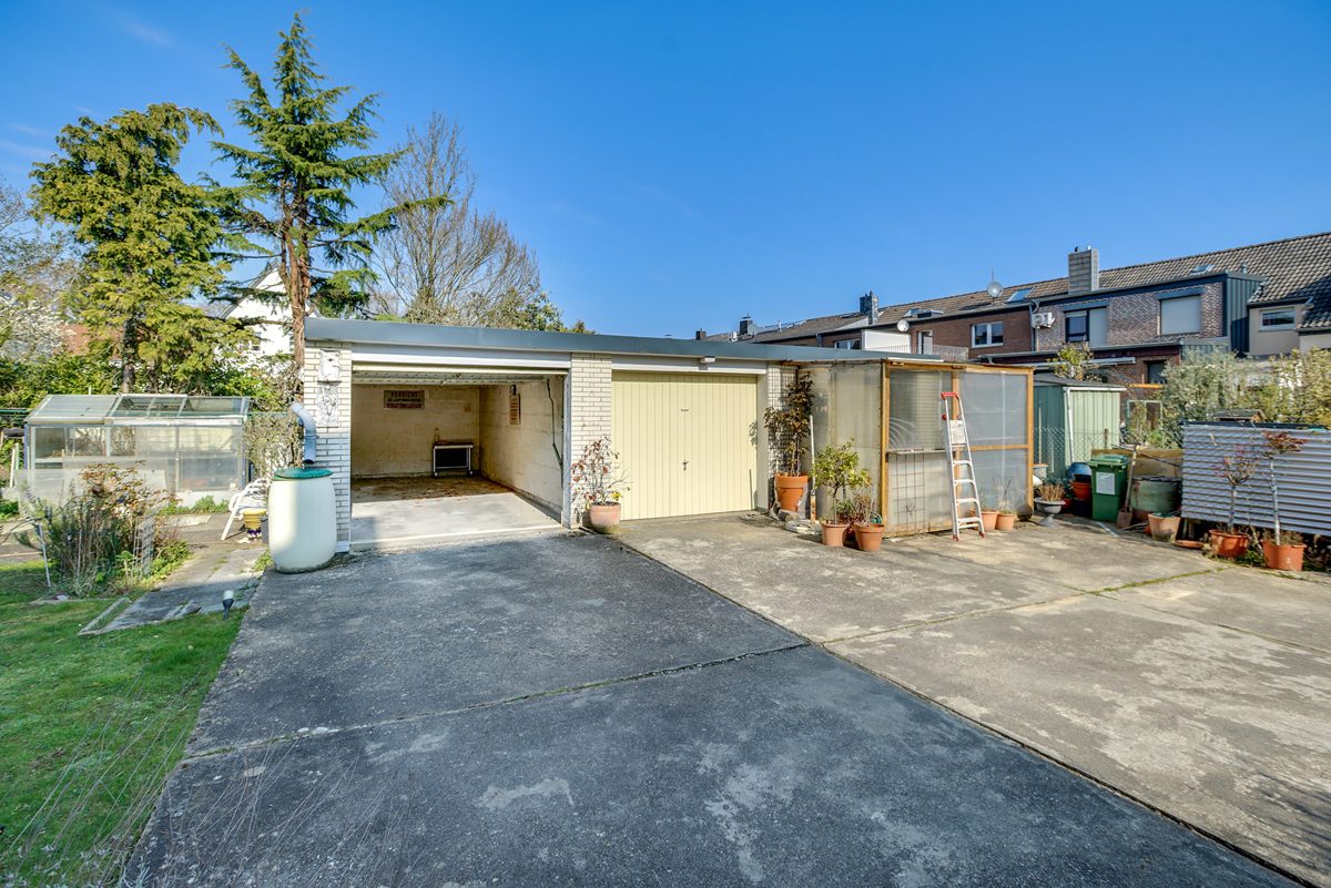 Immobilienangebot - Aachen - Alle - Zweifamilienhaus in Aachen-Forst – großes Grundstück, 4 Garagen & ruhige Lage