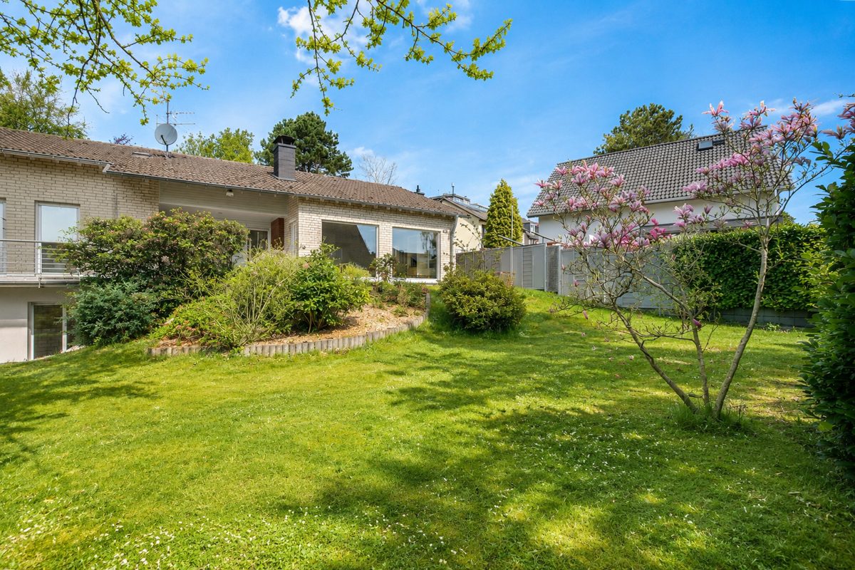 Immobilienangebot - Aachen - Alle - Freistehendes Einfamilienhaus mit Einliegerwohnung in Top Lage von Walheim