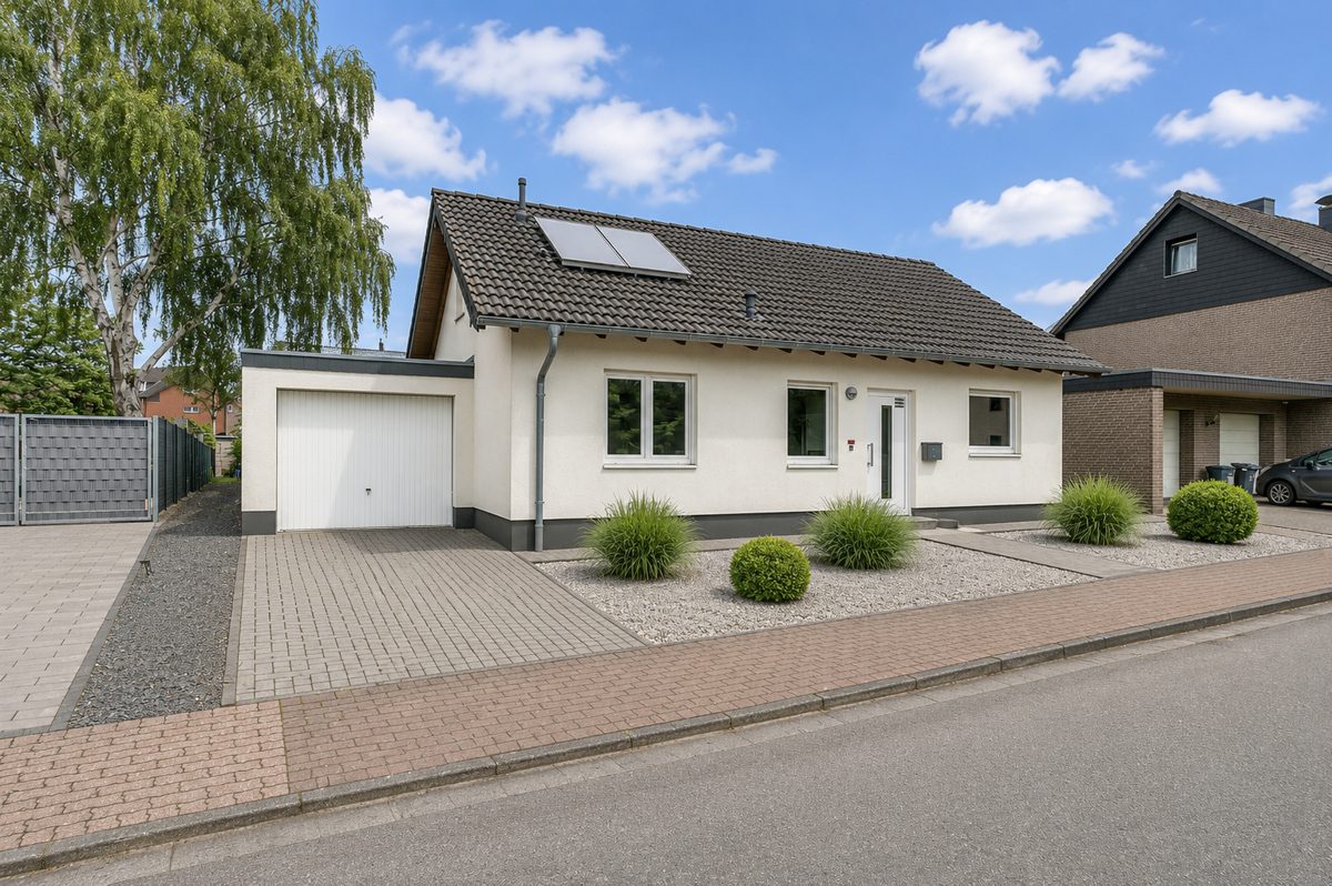 Immobilienangebot - Alsdorf - Alle - Freistehender Bungalow in Alsdorf-Blumenrath – ebenerdiges Wohnen mit Galerie & Solaranlage