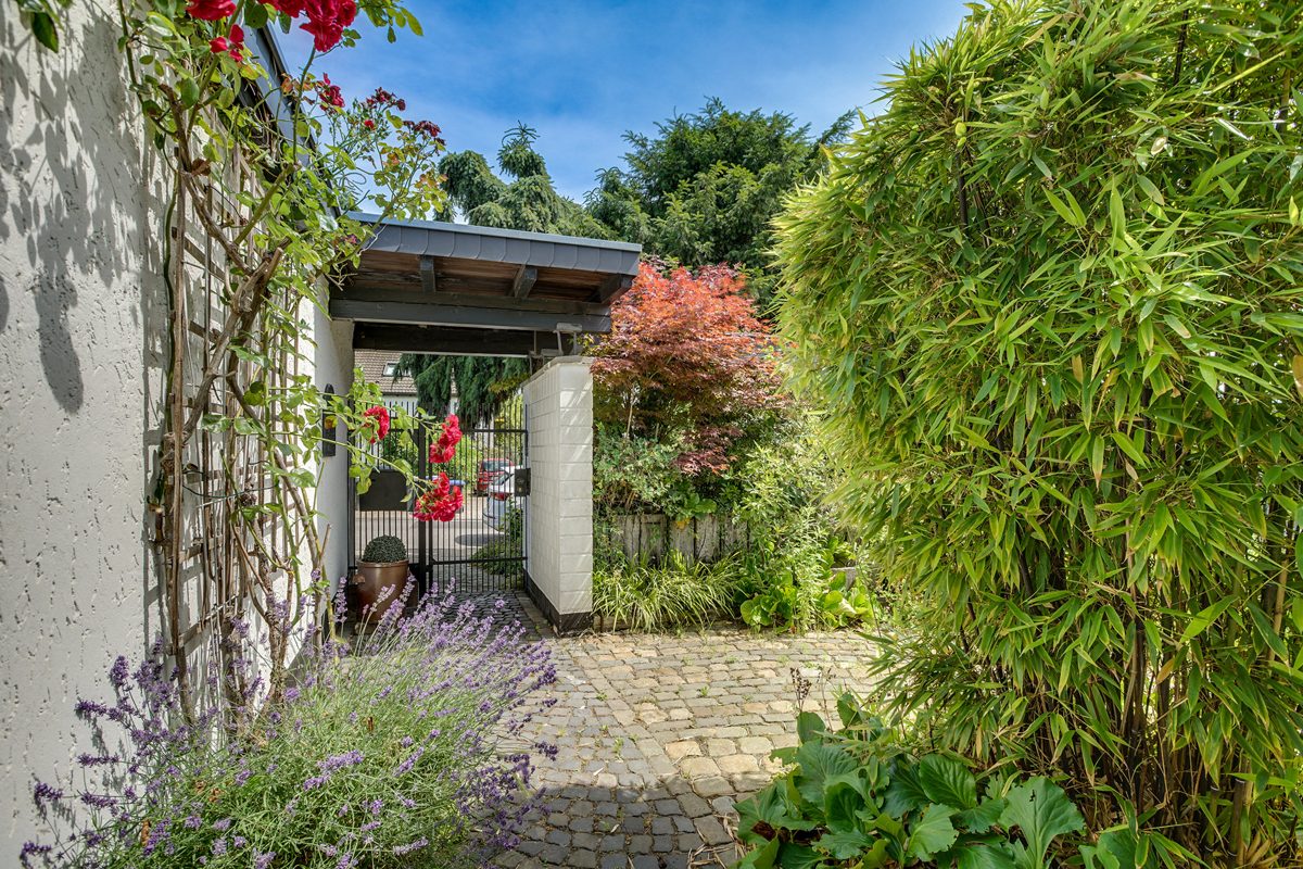 Immobilienangebot - Aachen - Alle - Exklusive Wohlfühloase – Außergewöhnliches Einfamilienhaus mit parkähnlichem Garten