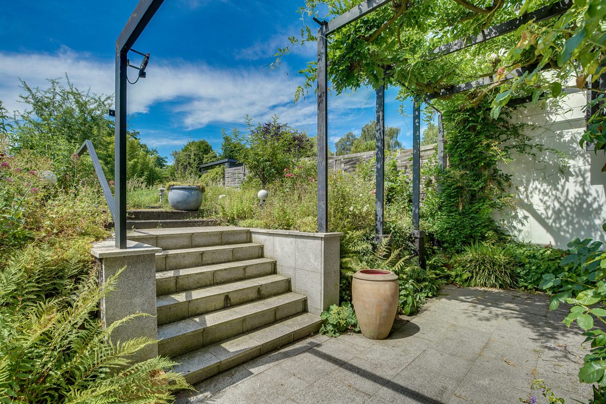 Immobilienangebot - Aachen - Alle - Exklusive Wohlfühloase – Außergewöhnliches Einfamilienhaus mit parkähnlichem Garten