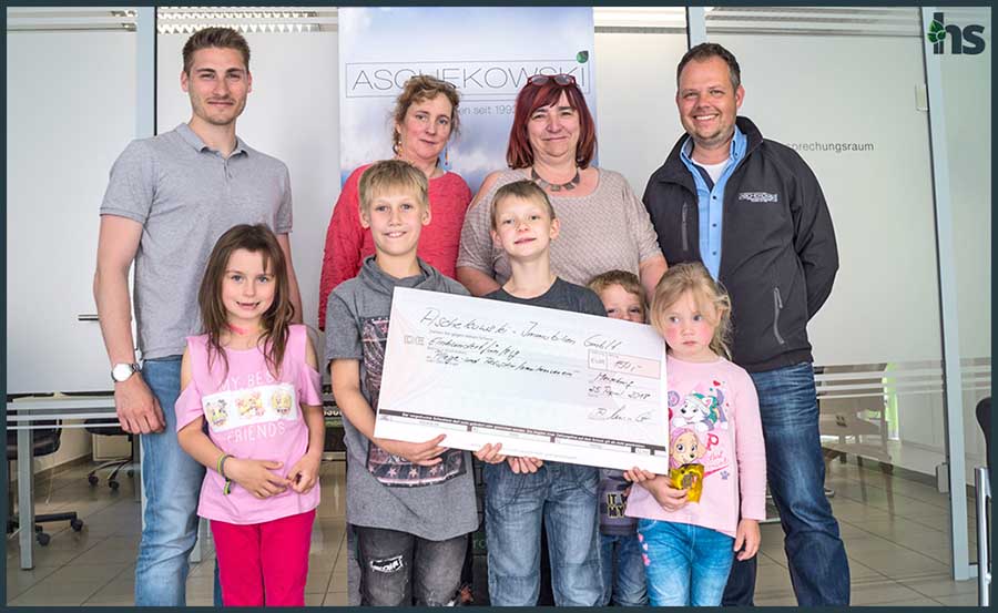 Übergabe der Spende an "Kinder unterm Regenbogen" Merseburg von Christian Sporbert und Hagen Herholdt