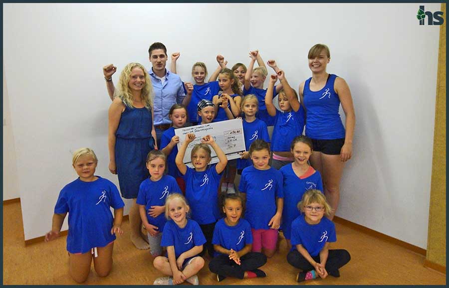 Christian Sporbert übergibt Spende an das Tanzstudio Leuna-Merseburg