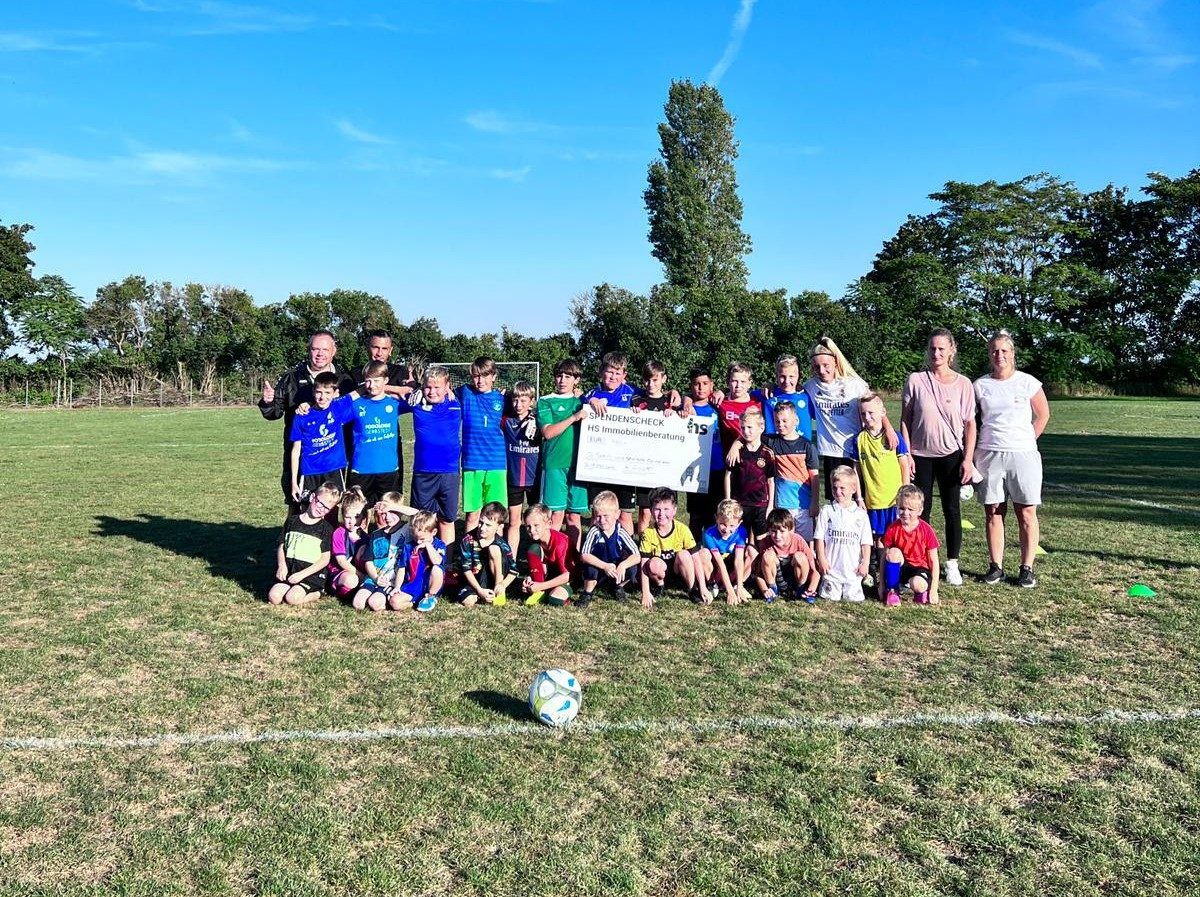 Hagen Herholdt besucht die Sport- und Spielgemeinschaft in Gerbstedt für eine Spende