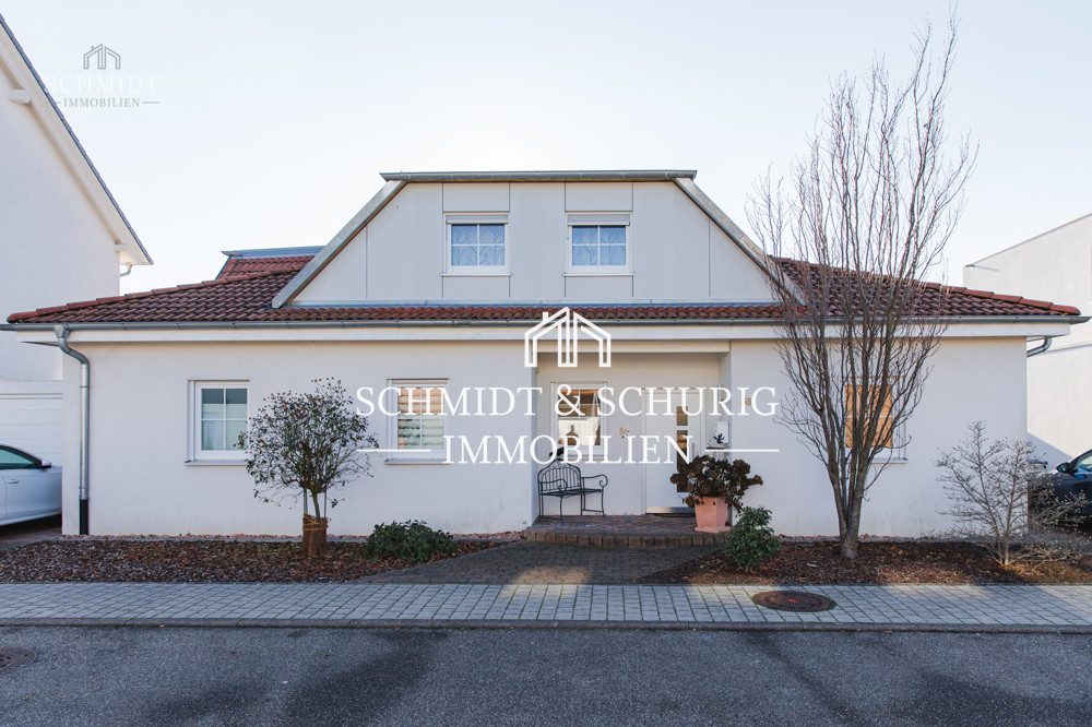 Immobilienangebot - Forst - Alle - Attraktives Einfamilienhaus in bester Lage, mit 2 Garagen und schönem Grundstück.