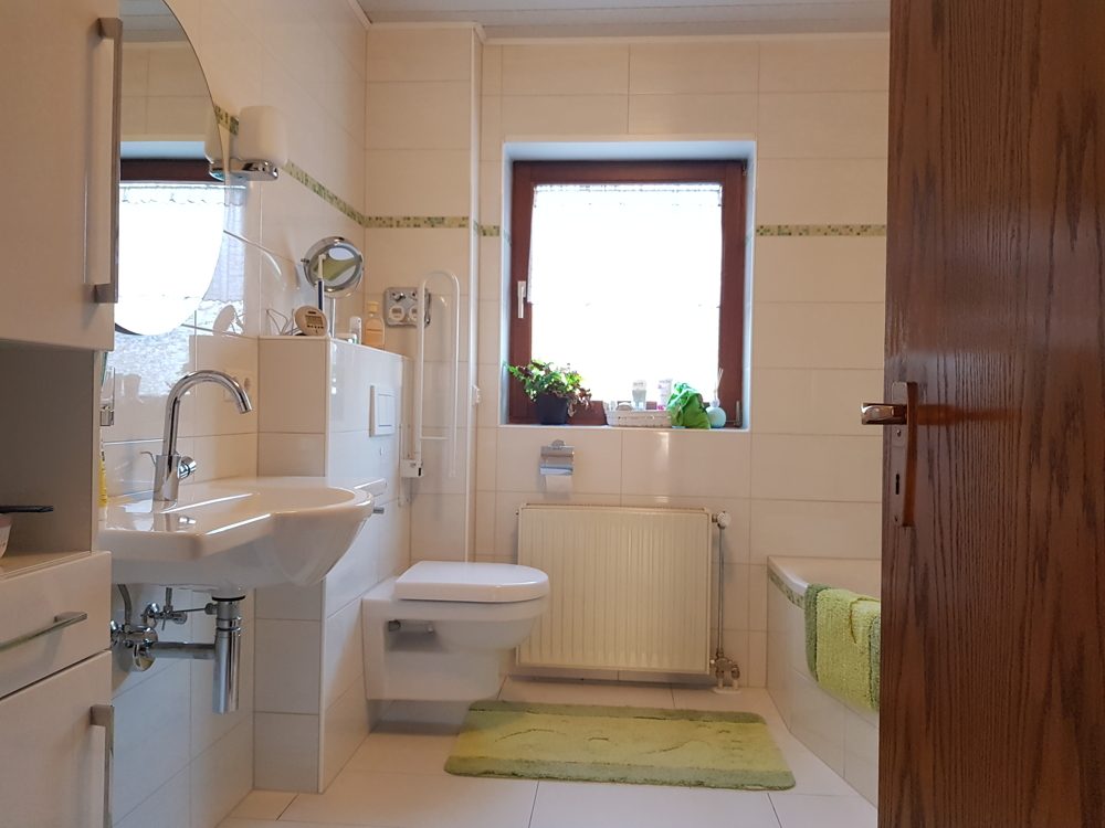 Immobilienangebot - Forst - Alle - Großzügige 4-Zimmerwohnung mit Balkon, Garten und Garagenstellplatz.