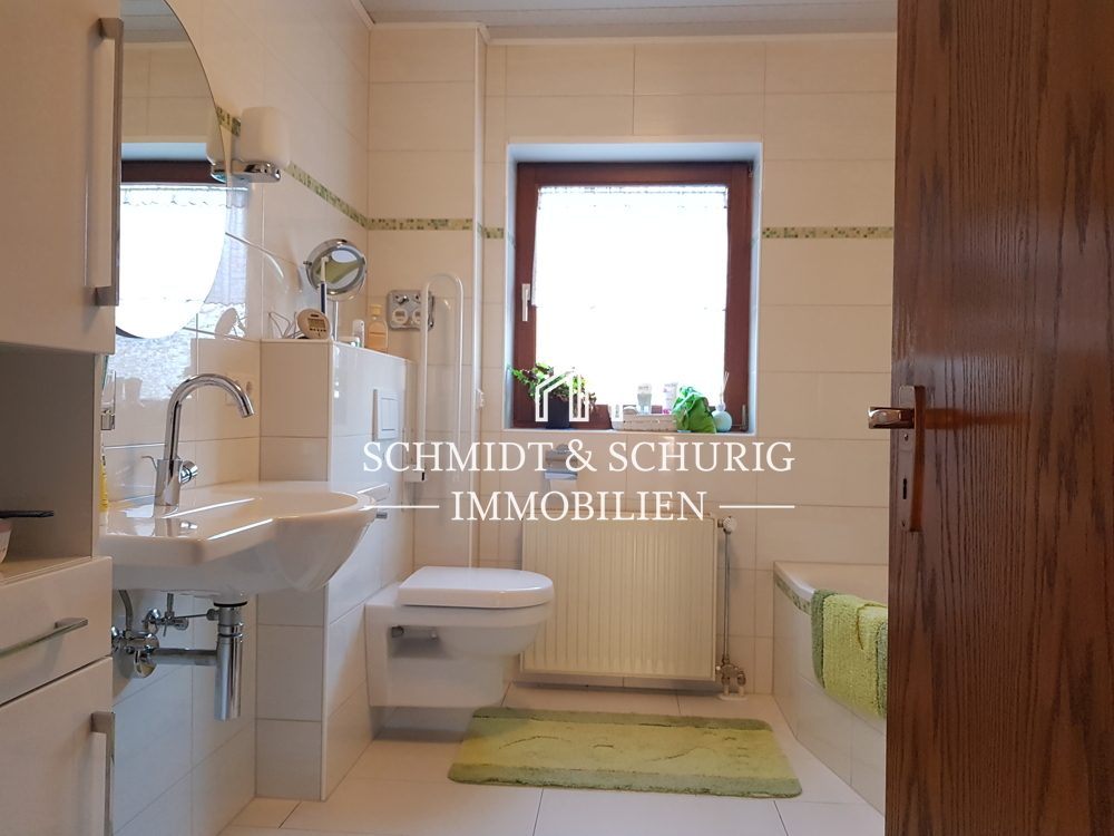 Immobilienangebot - Forst - Alle - Großzügige 4-Zimmerwohnung mit Balkon, Garten und Garagenstellplatz.