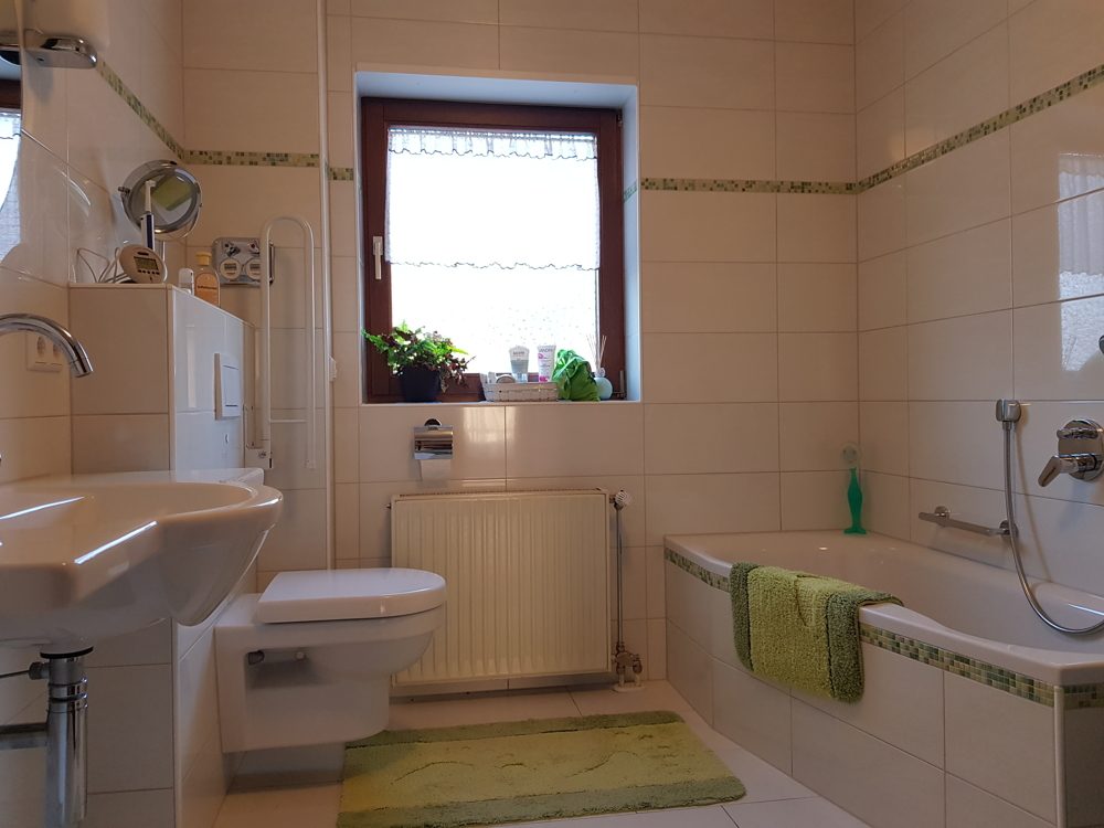 Immobilienangebot - Forst - Alle - Großzügige 4-Zimmerwohnung mit Balkon, Garten und Garagenstellplatz.