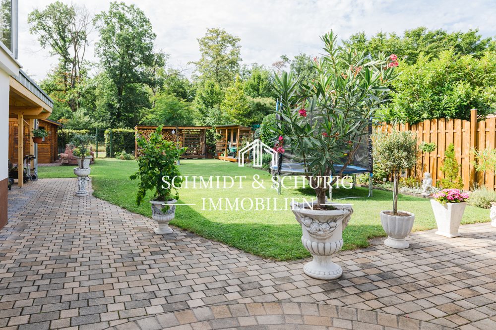 Immobilienangebot - Bruchsal - Alle - Einfamilienhaus mit schönem Garten in Feldrandlage und großer Doppelgarage.