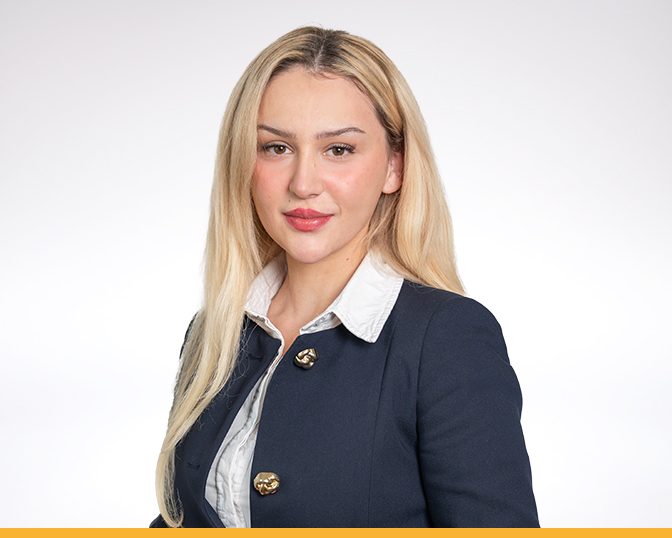 Schmidt-Schurig-Immobilien-Anita-Ismajli Ein Foto der Immobilienmaklering Anita Ismajli