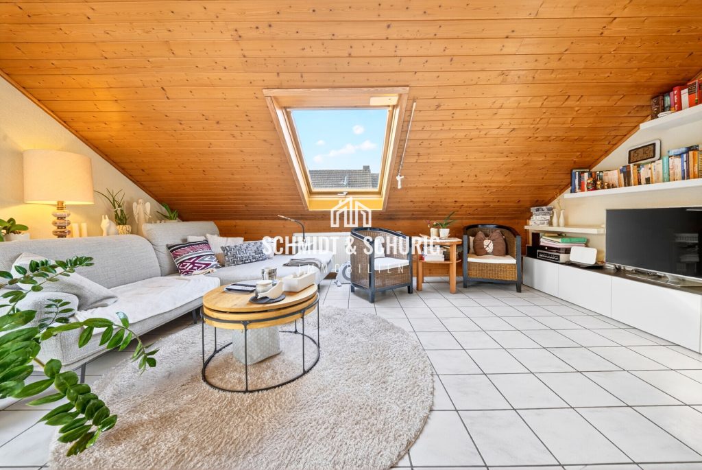 Immobilienangebot - Königsbach-Stein - Alle - Stilvolle 4‑Zimmer-Dachgeschosswohnung mit Südbalkon und moderner Heiztechnik