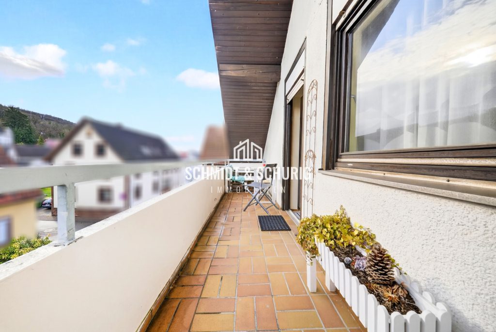 Immobilienangebot - Königsbach-Stein - Alle - Stilvolle 4‑Zimmer-Dachgeschosswohnung mit Südbalkon und moderner Heiztechnik