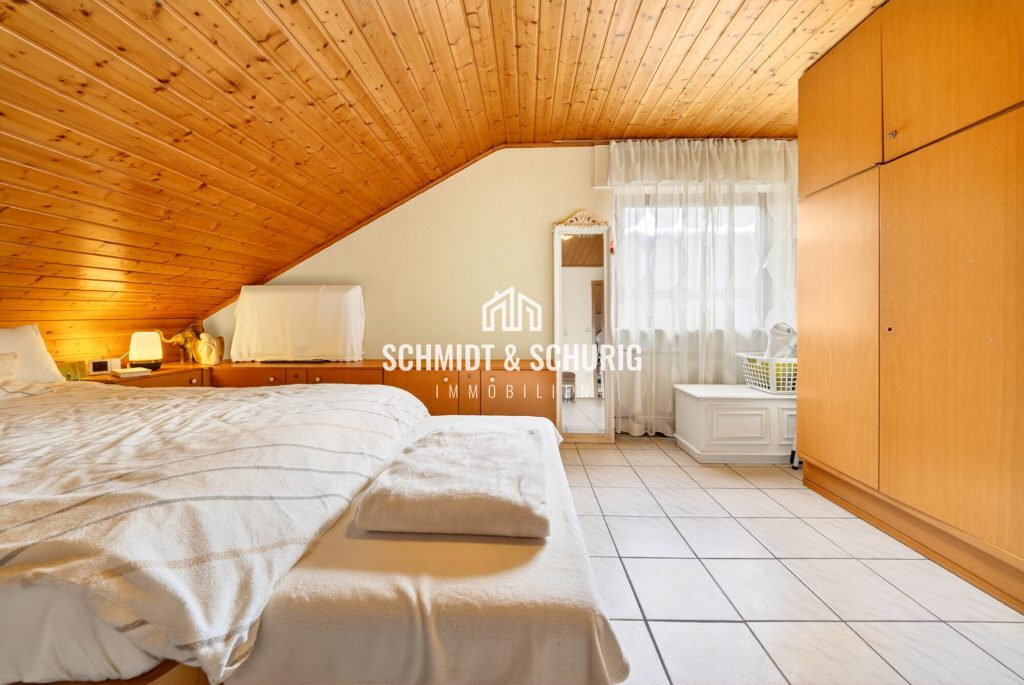 Immobilienangebot - Königsbach-Stein - Alle - Stilvolle 4‑Zimmer-Dachgeschosswohnung mit Südbalkon und moderner Heiztechnik