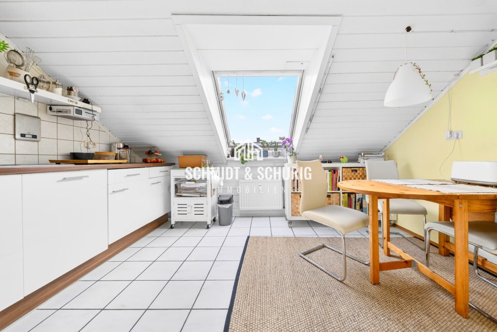 Immobilienangebot - Königsbach-Stein - Alle - Stilvolle 4‑Zimmer-Dachgeschosswohnung mit Südbalkon und moderner Heiztechnik