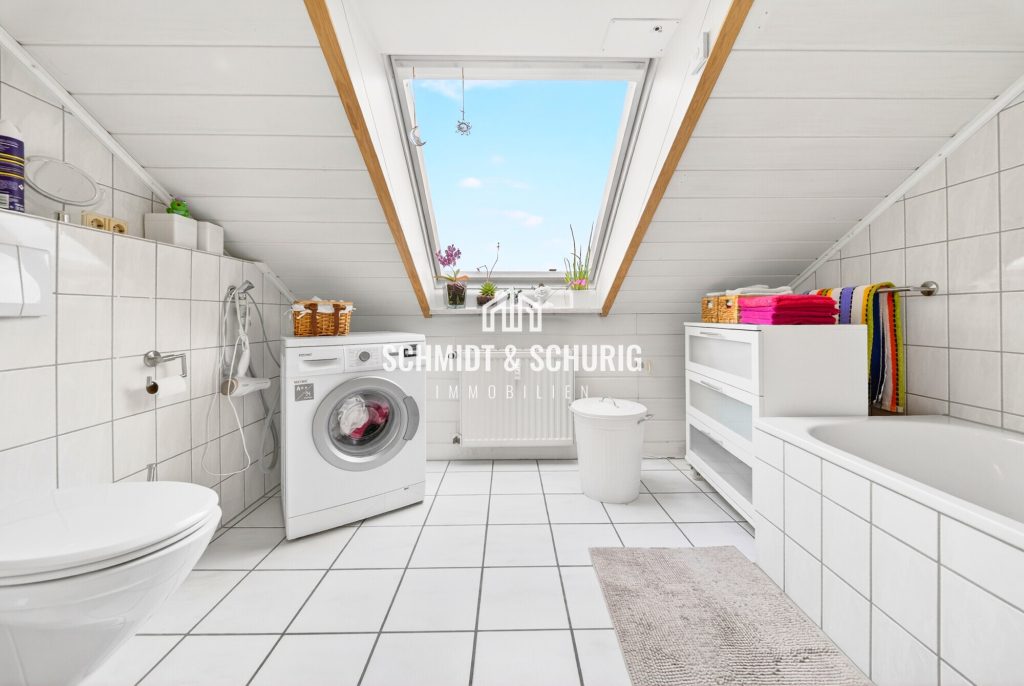 Immobilienangebot - Königsbach-Stein - Alle - Stilvolle 4‑Zimmer-Dachgeschosswohnung mit Südbalkon und moderner Heiztechnik