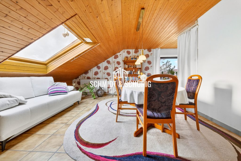 Immobilienangebot - Königsbach-Stein - Alle - Stilvolle 4‑Zimmer-Dachgeschosswohnung mit Südbalkon und moderner Heiztechnik