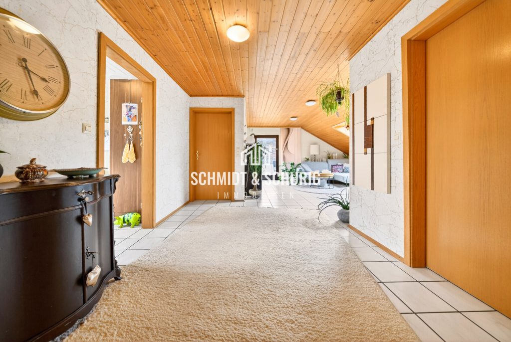 Immobilienangebot - Königsbach-Stein - Alle - Stilvolle 4‑Zimmer-Dachgeschosswohnung mit Südbalkon und moderner Heiztechnik