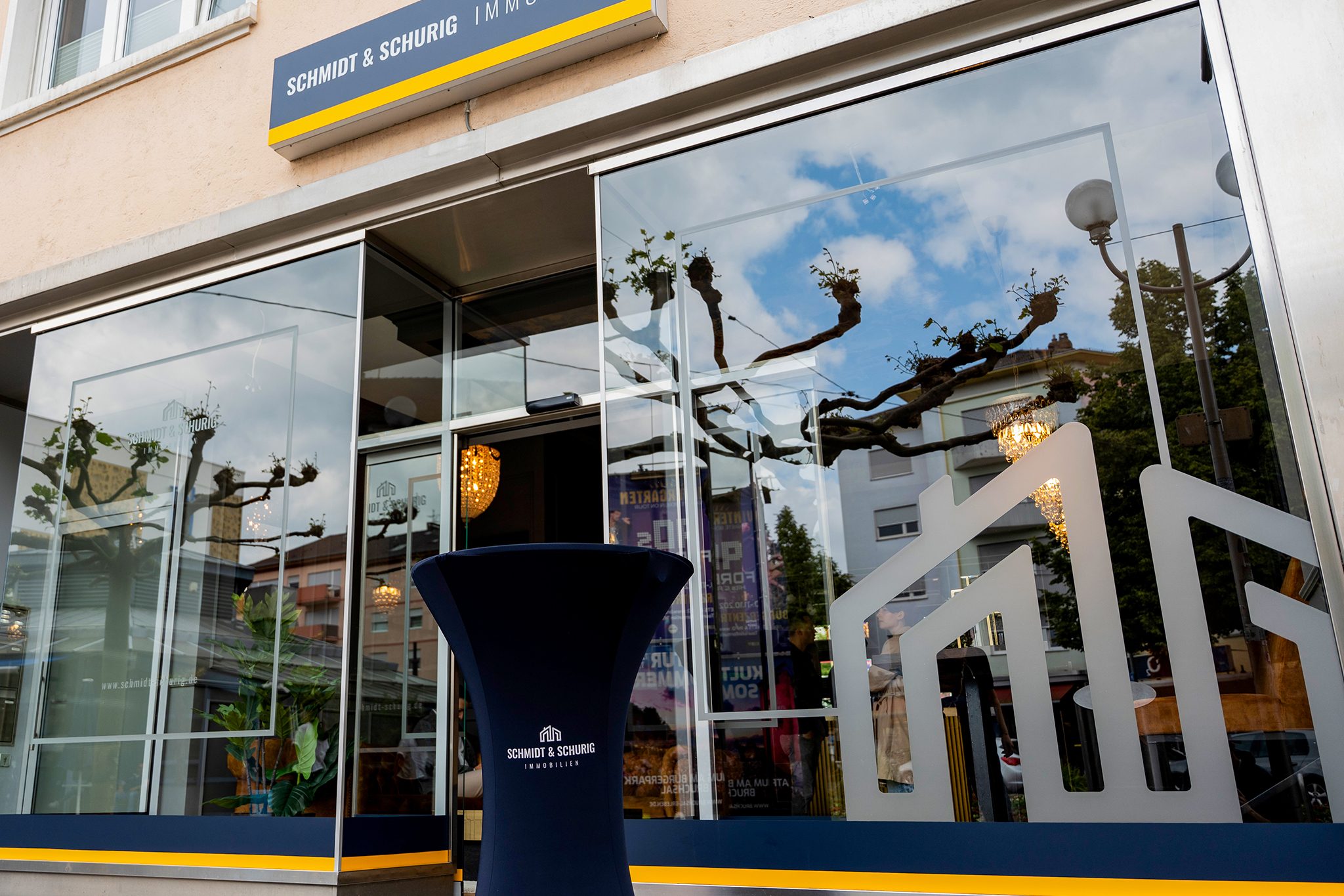 Eine Außenaufnahme des Immobilienshops in Bruchsal