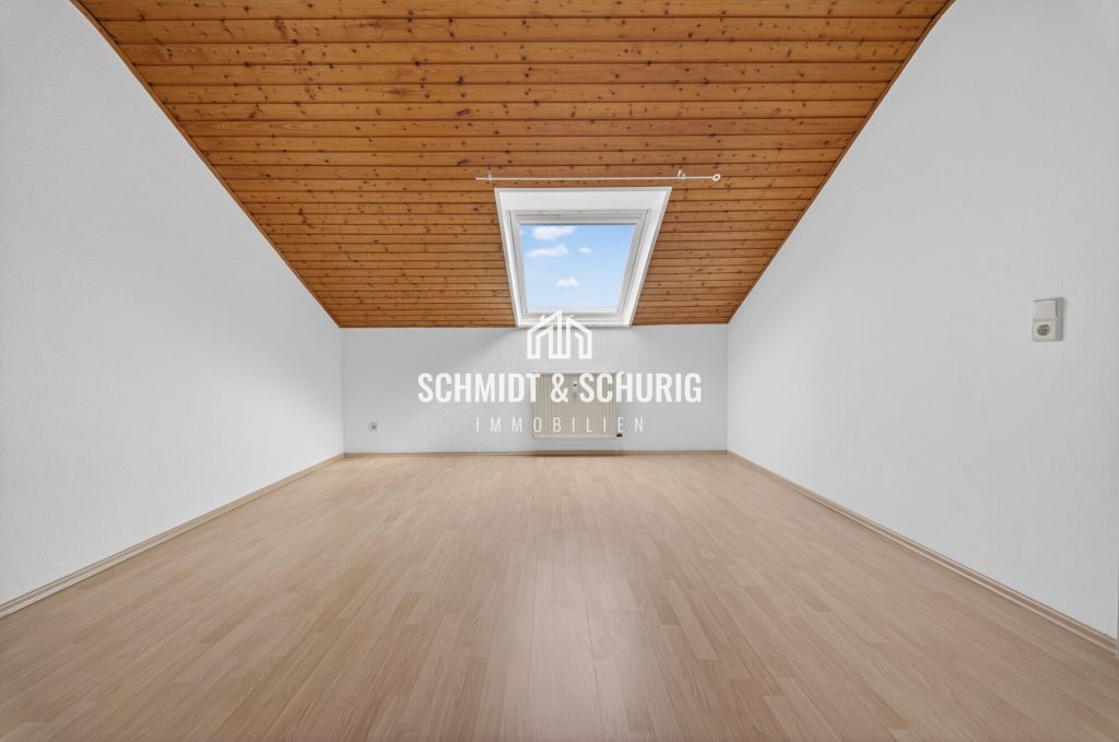 Immobilienangebot - Oberhausen-Rheinhausen - Alle - Charmante Dachgeschosswohnung mit großer Garage und Gartenanteil