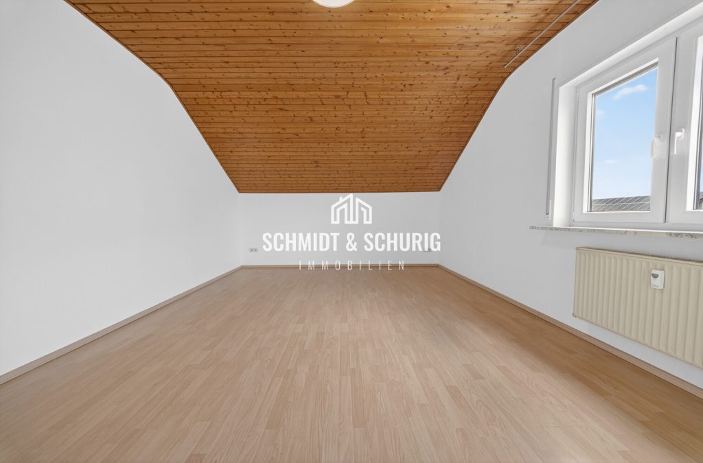 Immobilienangebot - Oberhausen-Rheinhausen - Alle - Charmante Dachgeschosswohnung mit großer Garage und Gartenanteil