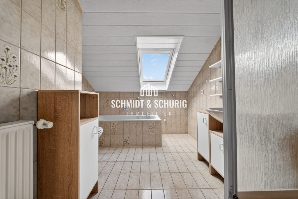 Immobilienangebot - Oberhausen-Rheinhausen - Alle - Charmante Dachgeschosswohnung mit großer Garage und Gartenanteil