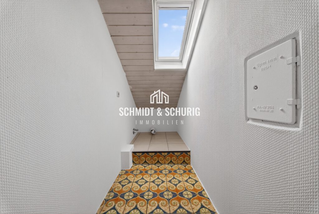 Immobilienangebot - Oberhausen-Rheinhausen - Alle - Charmante Dachgeschosswohnung mit großer Garage und Gartenanteil
