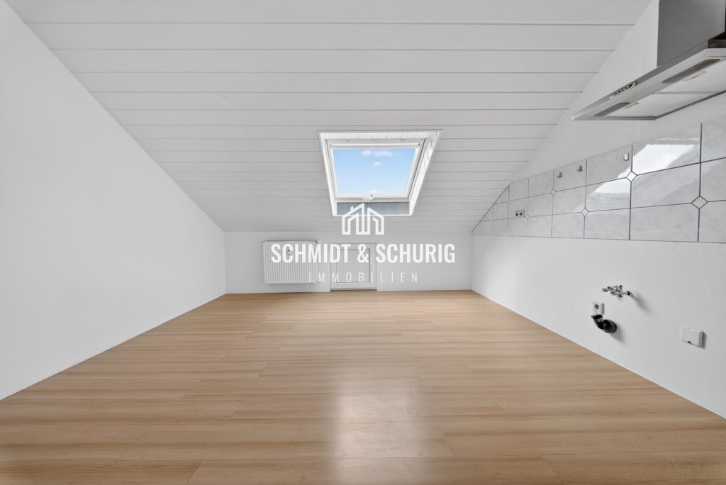 Immobilienangebot - Oberhausen-Rheinhausen - Alle - Charmante Dachgeschosswohnung mit großer Garage und Gartenanteil