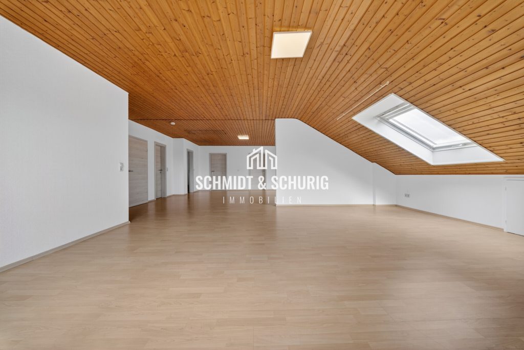 Immobilienangebot - Oberhausen-Rheinhausen - Alle - Charmante Dachgeschosswohnung mit großer Garage und Gartenanteil