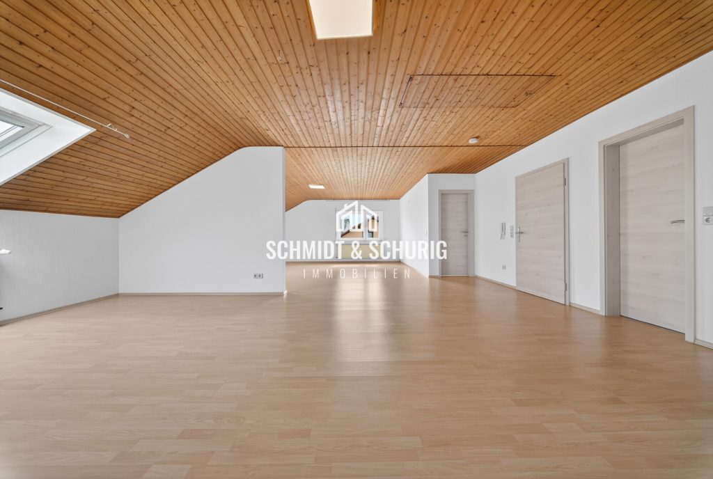 Immobilienangebot - Oberhausen-Rheinhausen - Alle - Charmante Dachgeschosswohnung mit großer Garage und Gartenanteil