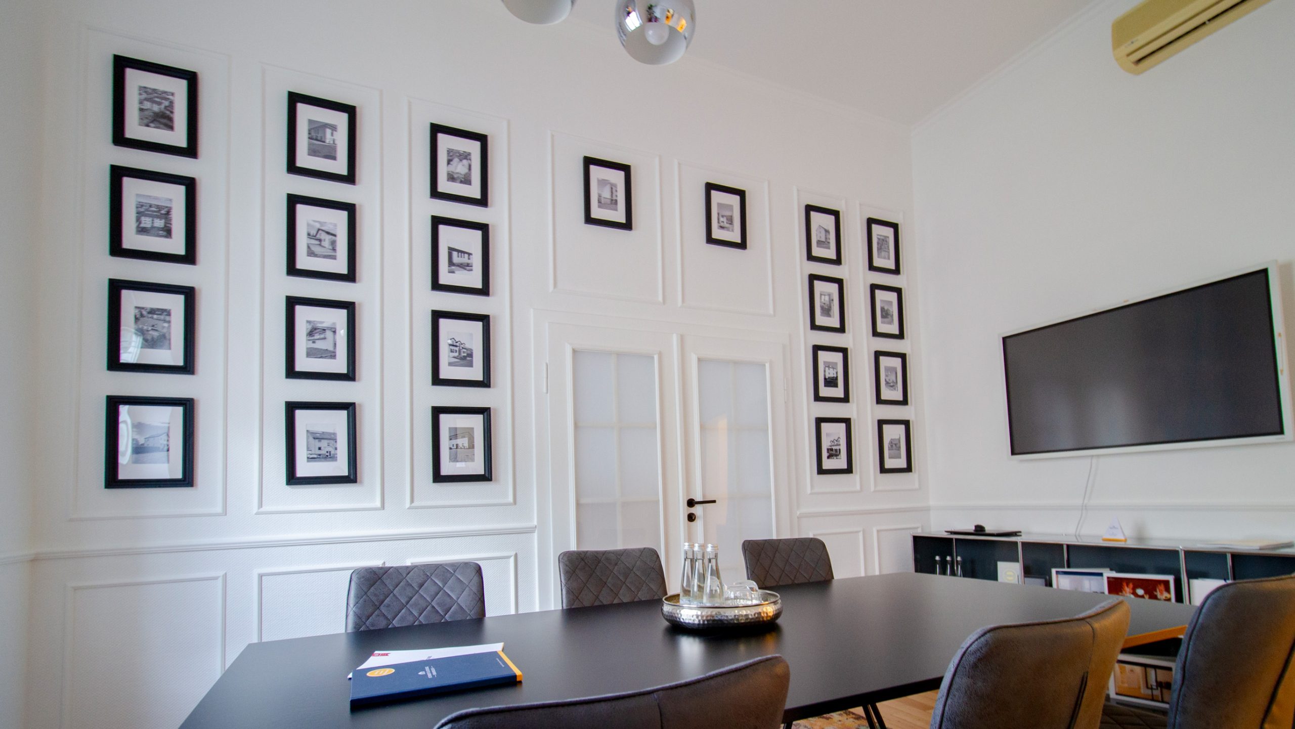 Schmidt-Schurig-Immobilien-Stellenanzeige-Hintergrund-Office Ein Foto des Konferenzraums in Bruchsal