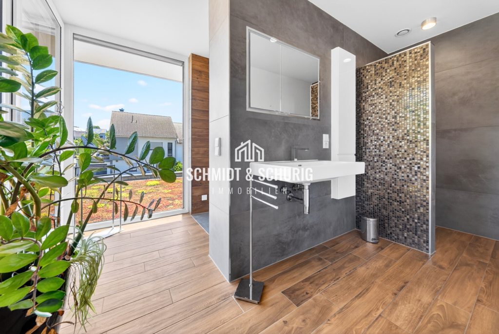 Eltern / Badezimmer Immobilienangebot - Bruchsal - Alle - Exklusives Einfamililienhaus mit großer Garage und tollem Grundstück