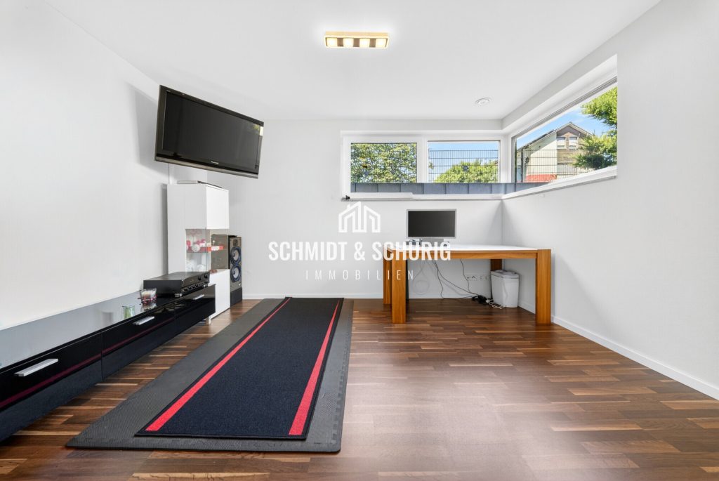 Büro / Untergeschoss Immobilienangebot - Bruchsal - Alle - Exklusives Einfamililienhaus mit großer Garage und tollem Grundstück