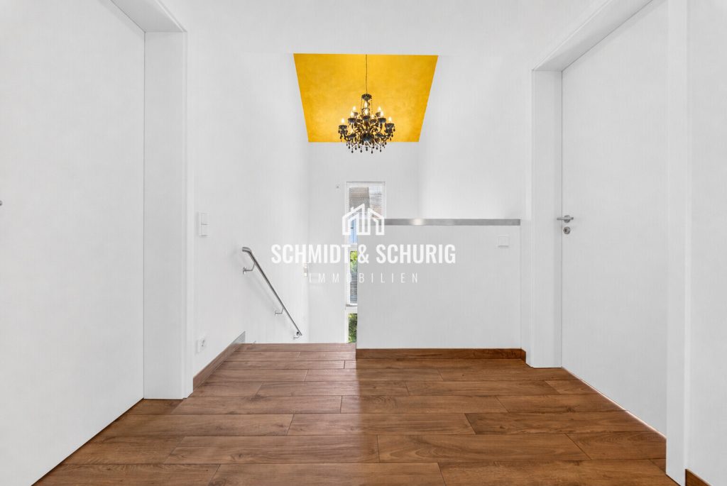 Flur / 1. Obergeschoss Immobilienangebot - Bruchsal - Alle - Exklusives Einfamililienhaus mit großer Garage und tollem Grundstück