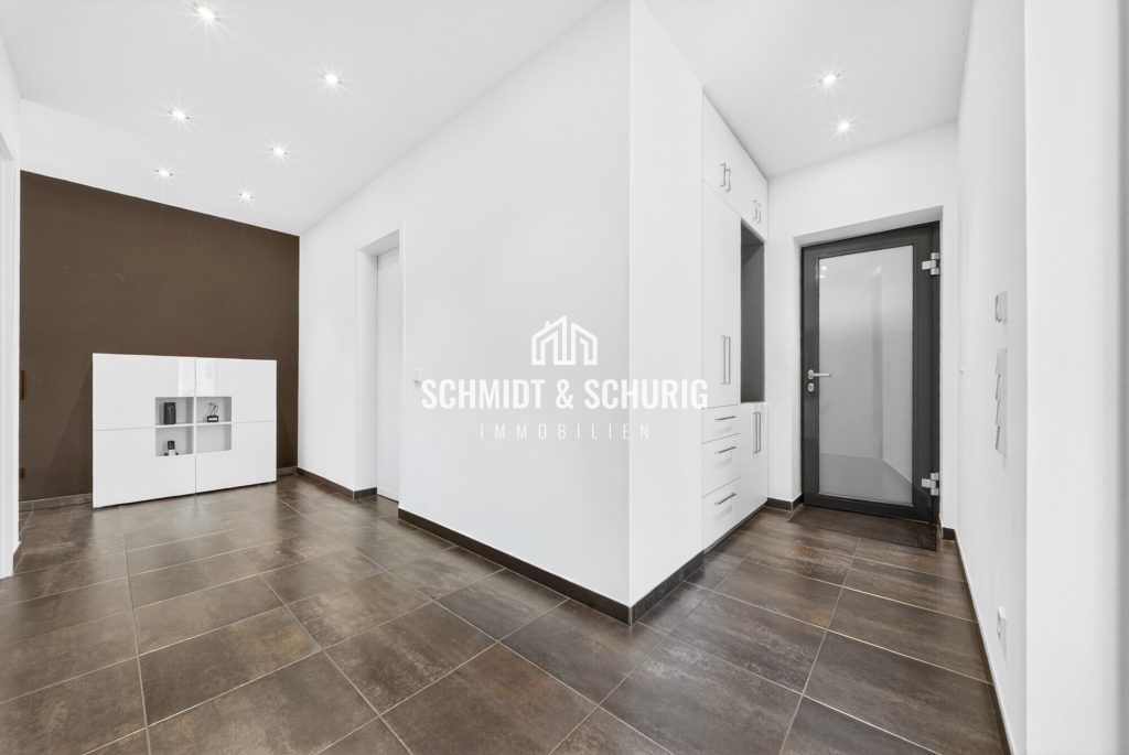 Diele Immobilienangebot - Bruchsal - Alle - Exklusives Einfamililienhaus mit großer Garage und tollem Grundstück