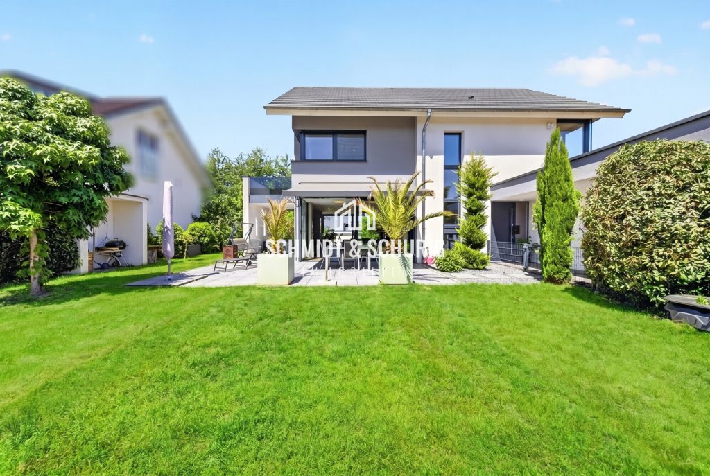 Immobilienangebot - Bruchsal - Alle - Exklusives Einfamililienhaus mit großer Garage und tollem Grundstück