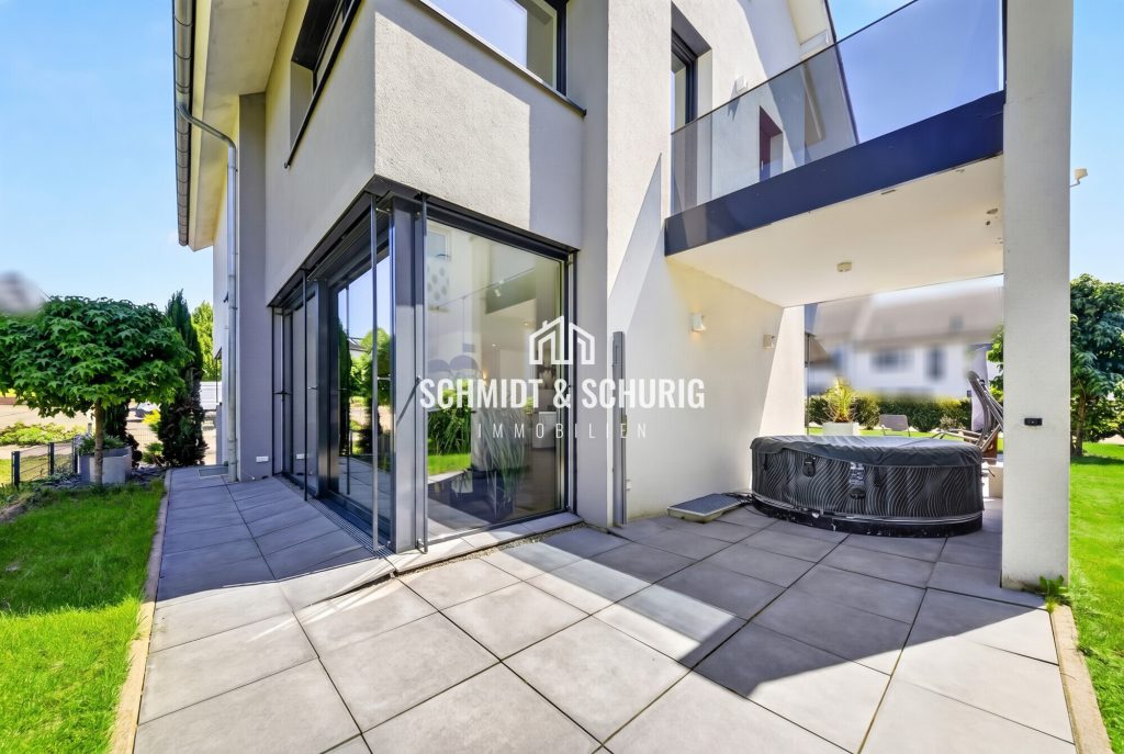 Immobilienangebot - Bruchsal - Alle - Exklusives Einfamililienhaus mit großer Garage und tollem Grundstück