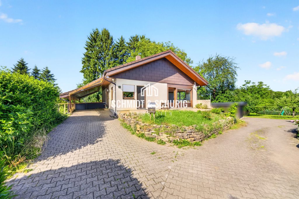 Immobilienangebot - Ölbronn-Dürrn / Ölbronn - Alle - Freistehendes Einfamilienhaus mit Südterrasse, Carport und Garten mit Teich