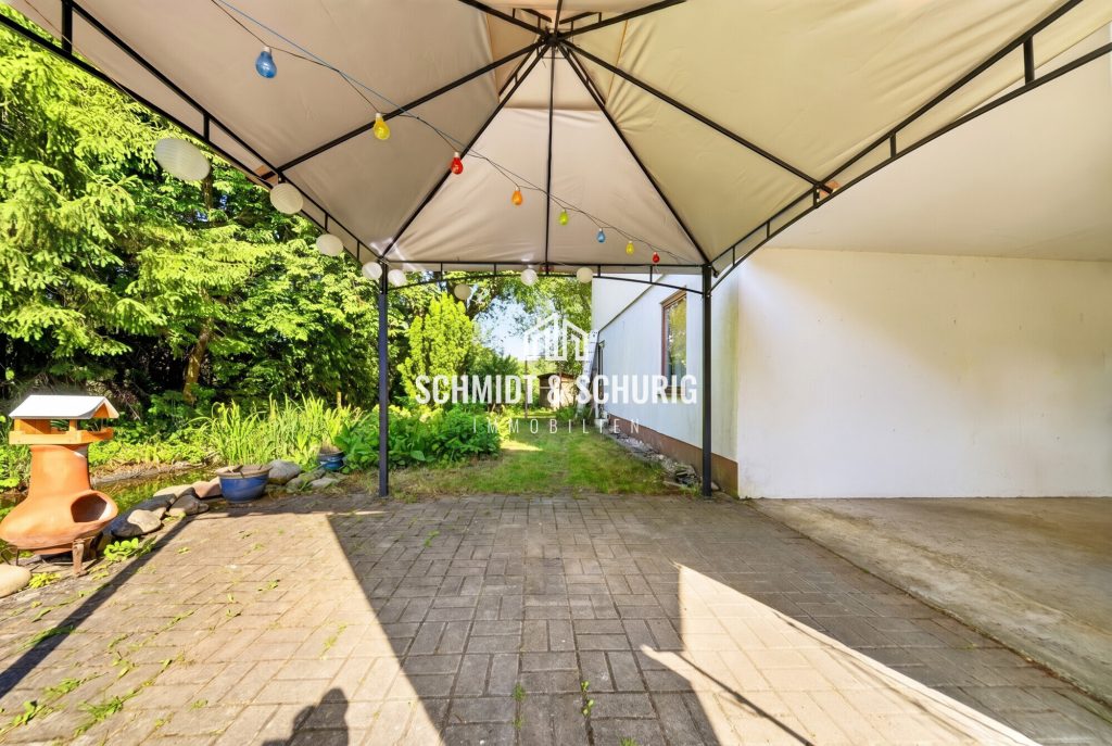 Immobilienangebot - Ölbronn-Dürrn / Ölbronn - Alle - Freistehendes Einfamilienhaus mit Südterrasse, Carport und Garten mit Teich