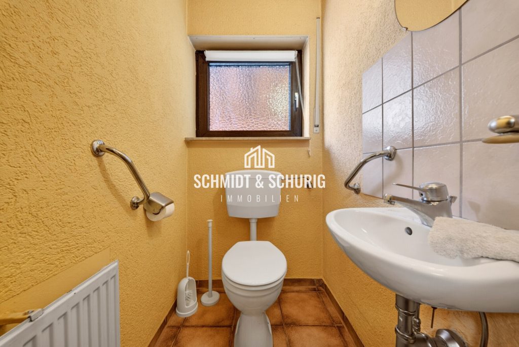 Immobilienangebot - Ubstadt-Weiher / Weiher - Alle - Besonderes Anwesen – Hinterhaus mit Pool, sowie Vorderhaus mit 2 Wohneinheiten (vermietet)