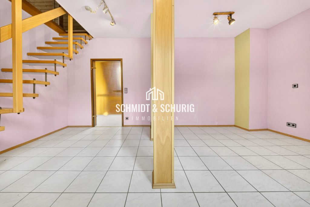 Immobilienangebot - Ubstadt-Weiher / Weiher - Alle - Besonderes Anwesen – Hinterhaus mit Pool, sowie Vorderhaus mit 2 Wohneinheiten (vermietet)