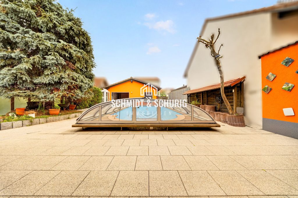 Immobilienangebot - Ubstadt-Weiher / Weiher - Alle - Besonderes Anwesen – Hinterhaus mit Pool, sowie Vorderhaus mit 2 Wohneinheiten (vermietet)