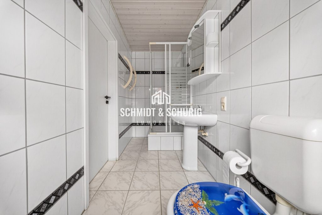 Immobilienangebot - Ubstadt-Weiher / Weiher - Alle - Besonderes Anwesen – Hinterhaus mit Pool, sowie Vorderhaus mit 2 Wohneinheiten (vermietet)