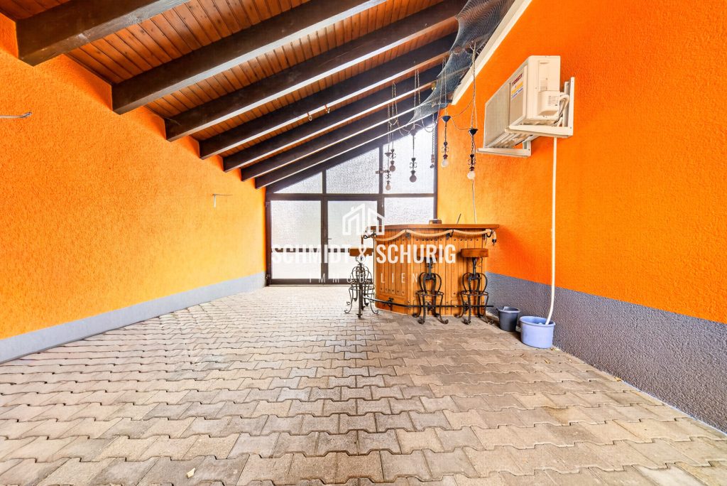 Immobilienangebot - Ubstadt-Weiher / Weiher - Alle - Besonderes Anwesen – Hinterhaus mit Pool, sowie Vorderhaus mit 2 Wohneinheiten (vermietet)