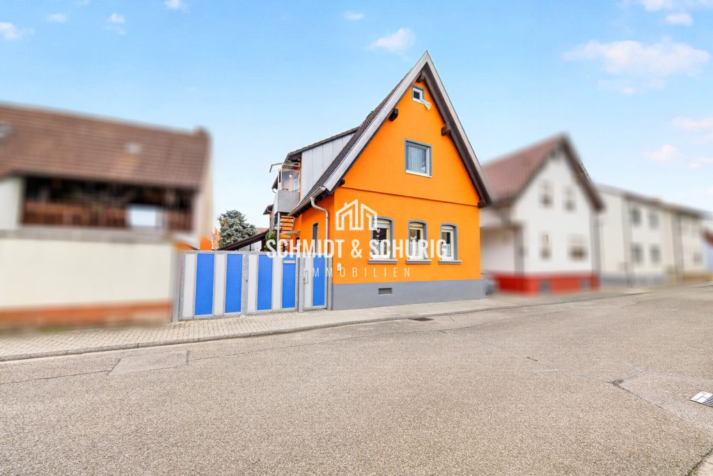 Immobilienangebot - Ubstadt-Weiher / Weiher - Alle - Besonderes Anwesen – Hinterhaus mit Pool, sowie Vorderhaus mit 2 Wohneinheiten (vermietet)