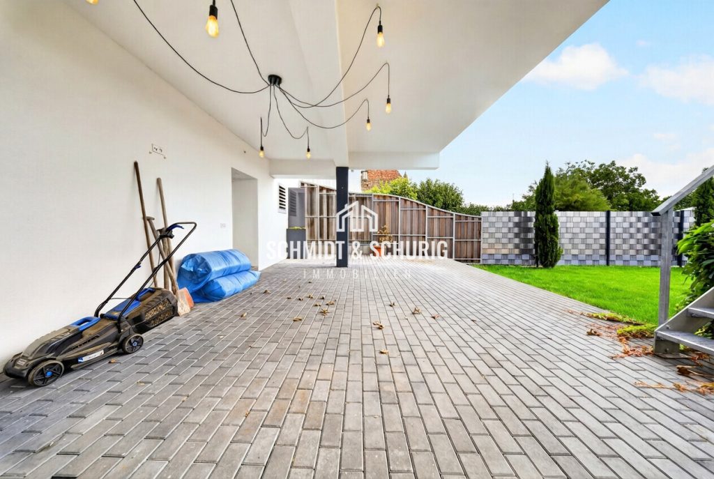 Immobilienangebot - Ubstadt-Weiher - Alle - Neuwertiges Einfamilienhaus mit großem Grundstück, Terrasse & Balkon in Ubstadt-Weiher