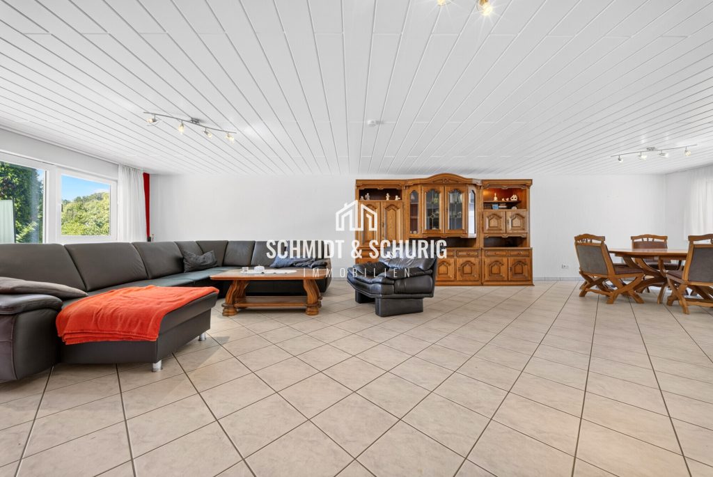Wohnzimmer Erdgeschoss Immobilienangebot - Kämpfelbach / Ersingen - Alle - Gepflegtes Mehrfamilienhaus mit 305 m² Wohnfläche, Balkon und Terrasse in Ortsrandlage