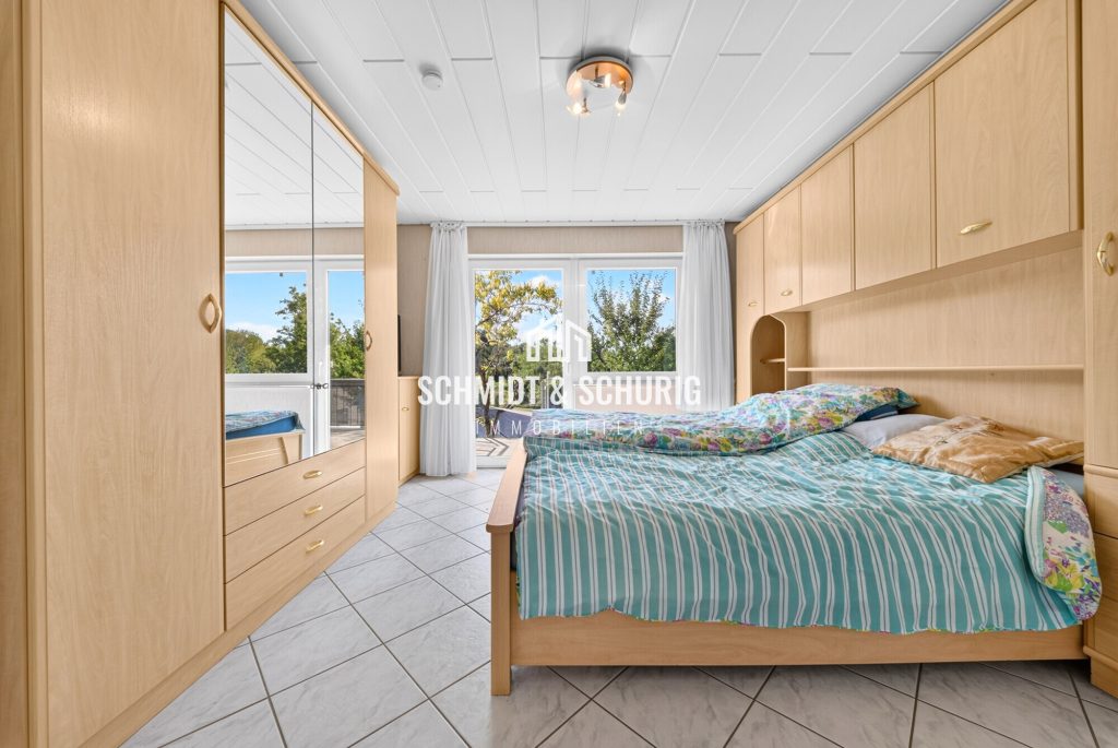 Schlafzimmer Erdgeschoss Immobilienangebot - Kämpfelbach / Ersingen - Alle - Gepflegtes Mehrfamilienhaus mit 305 m² Wohnfläche, Balkon und Terrasse in Ortsrandlage