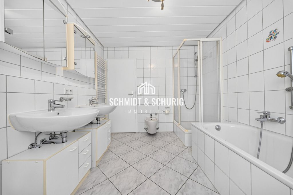 Badezimmer Erdgeschoss Immobilienangebot - Kämpfelbach / Ersingen - Alle - Gepflegtes Mehrfamilienhaus mit 305 m² Wohnfläche, Balkon und Terrasse in Ortsrandlage