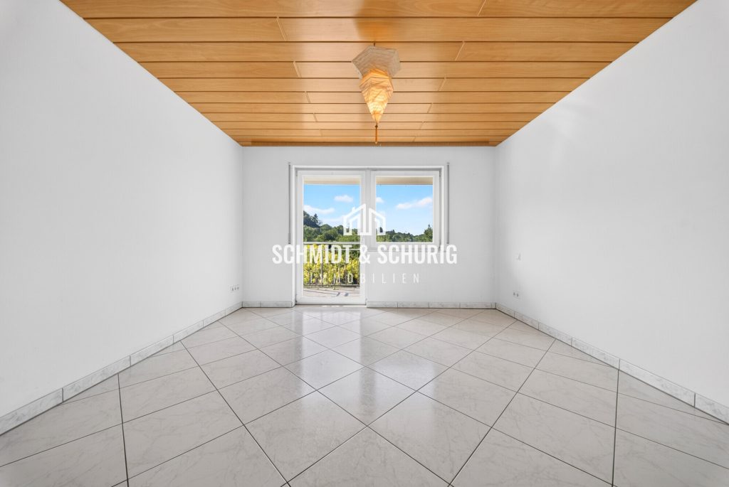 Schlafzimmer Obergeschoss Immobilienangebot - Kämpfelbach / Ersingen - Alle - Gepflegtes Mehrfamilienhaus mit 305 m² Wohnfläche, Balkon und Terrasse in Ortsrandlage