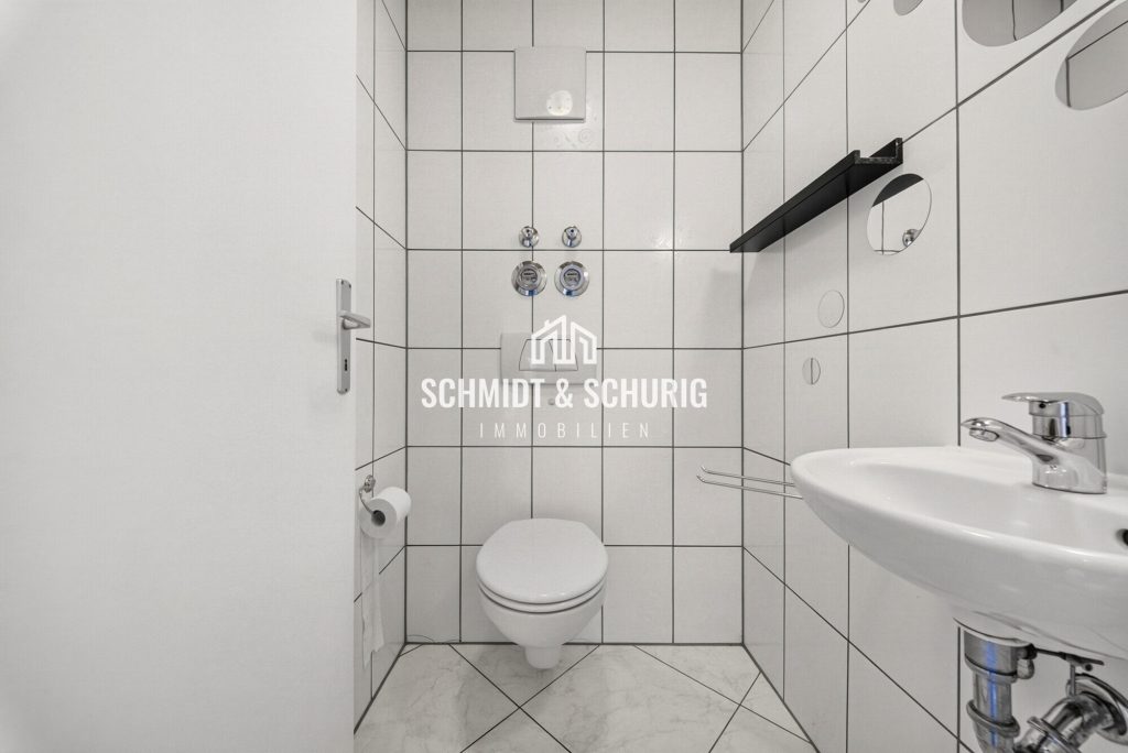 Badezimmer Obergeschoss Immobilienangebot - Kämpfelbach / Ersingen - Alle - Gepflegtes Mehrfamilienhaus mit 305 m² Wohnfläche, Balkon und Terrasse in Ortsrandlage